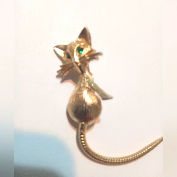 Vintage Cat Pin with moving Tail Green Rhinestone Eyes 1960's Gold Tone - Picture 1 of 3